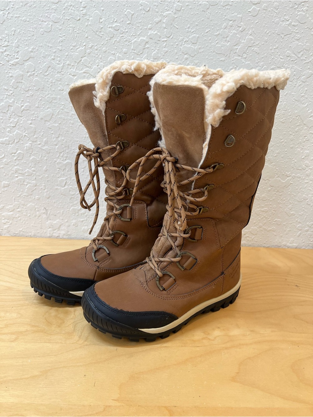 BearPaw “Isabella”Tan Quilted Lace-Up Winter Boots with Faux Shearling. Size 8